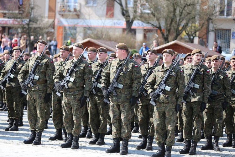 Przysięga terytorialsów na ostrowieckim Rynku