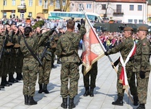 Przysięga terytorialsów na ostrowieckim Rynku