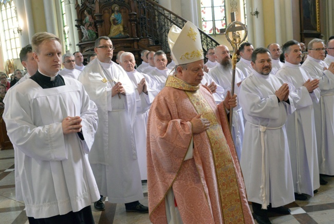 Promocja kolejnych nadzwyczajnych szafarzy Komunii św.