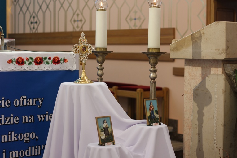 Wprowadzenie relikwii dzieci fatimskich do parafii w Mąkolicach