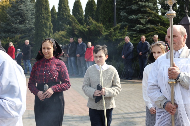 Wprowadzenie relikwii dzieci fatimskich do parafii w Mąkolicach