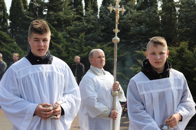 Wprowadzenie relikwii dzieci fatimskich do parafii w Mąkolicach