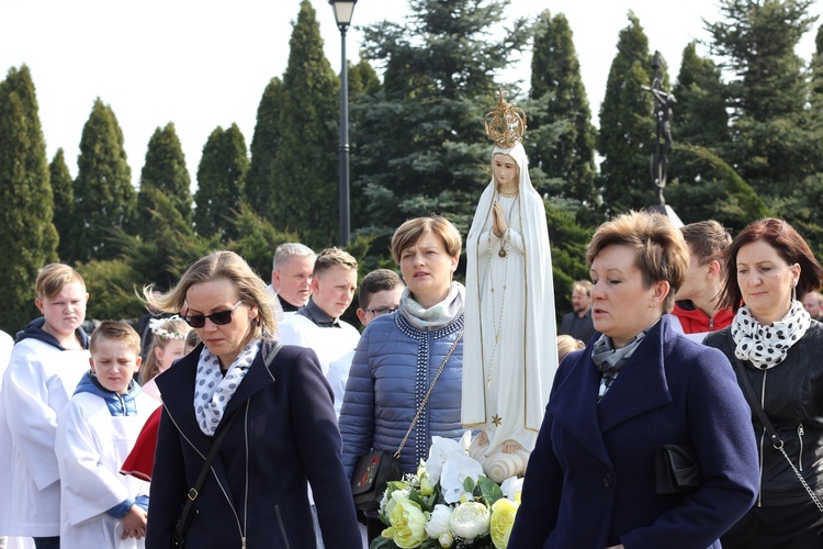 Wprowadzenie relikwii dzieci fatimskich do parafii w Mąkolicach