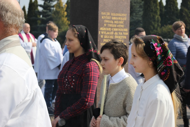 Wprowadzenie relikwii dzieci fatimskich do parafii w Mąkolicach