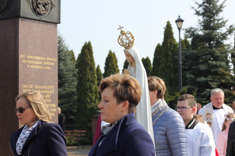 Wprowadzenie relikwii dzieci fatimskich do parafii w Mąkolicach