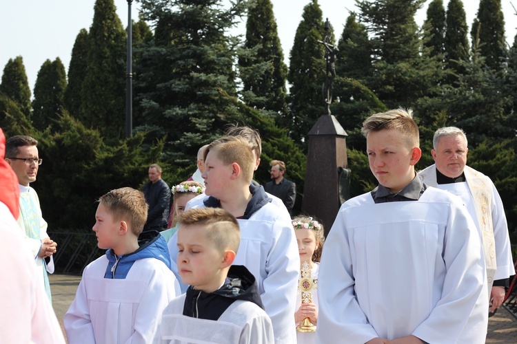 Wprowadzenie relikwii dzieci fatimskich do parafii w Mąkolicach