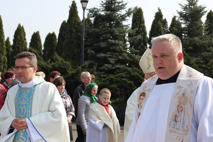 Wprowadzenie relikwii dzieci fatimskich do parafii w Mąkolicach