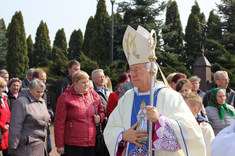 Wprowadzenie relikwii dzieci fatimskich do parafii w Mąkolicach