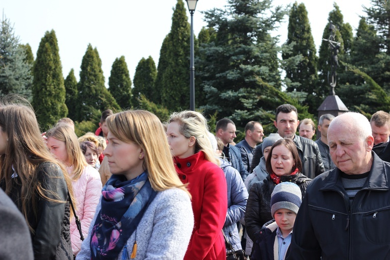 Wprowadzenie relikwii dzieci fatimskich do parafii w Mąkolicach