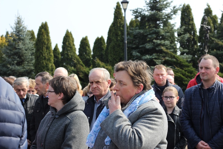Wprowadzenie relikwii dzieci fatimskich do parafii w Mąkolicach