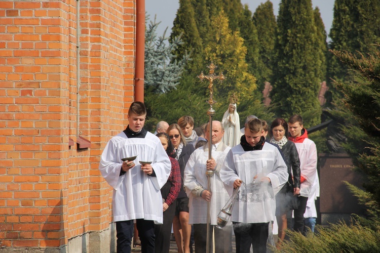 Wprowadzenie relikwii dzieci fatimskich do parafii w Mąkolicach