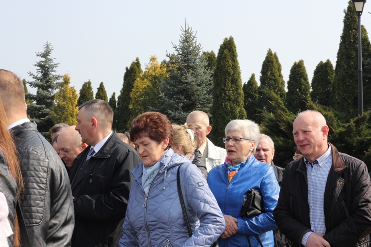 Wprowadzenie relikwii dzieci fatimskich do parafii w Mąkolicach