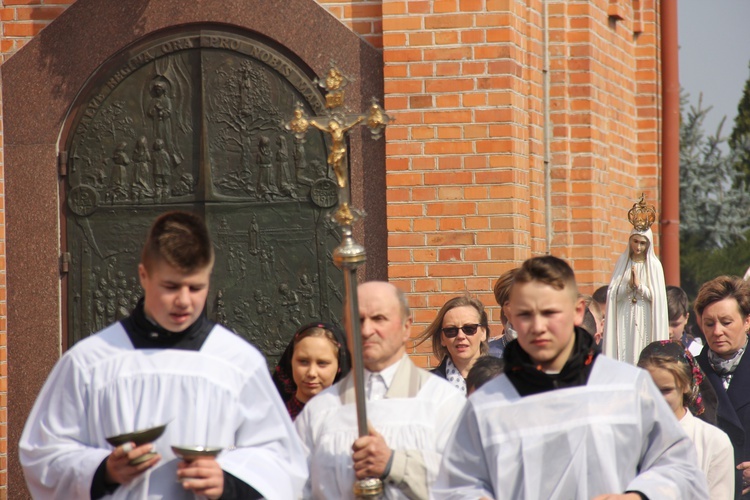 Wprowadzenie relikwii dzieci fatimskich do parafii w Mąkolicach