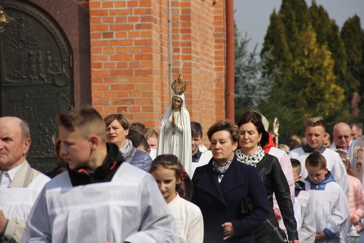 Wprowadzenie relikwii dzieci fatimskich do parafii w Mąkolicach