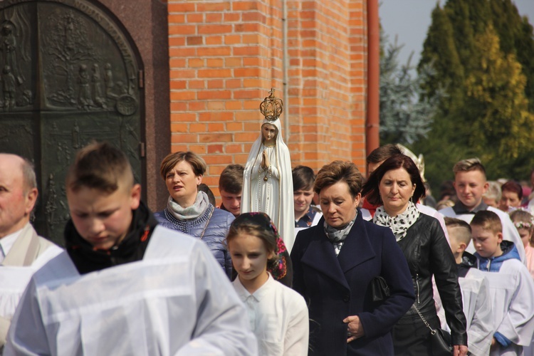 Wprowadzenie relikwii dzieci fatimskich do parafii w Mąkolicach