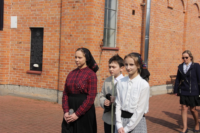 Wprowadzenie relikwii dzieci fatimskich do parafii w Mąkolicach