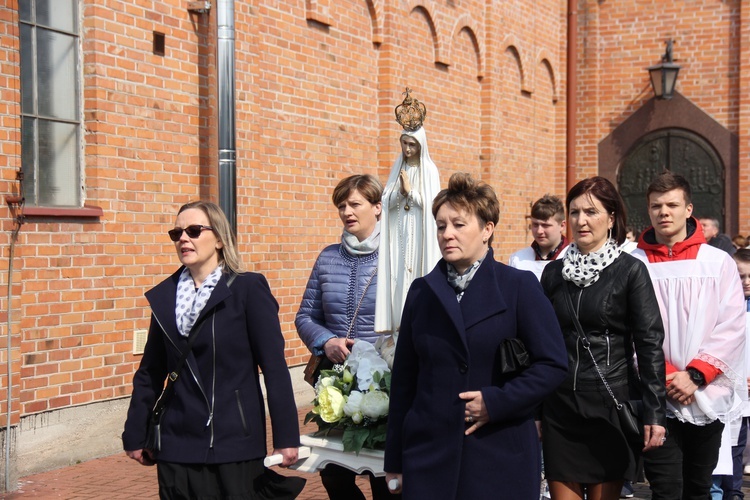 Wprowadzenie relikwii dzieci fatimskich do parafii w Mąkolicach