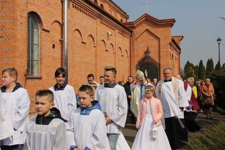 Wprowadzenie relikwii dzieci fatimskich do parafii w Mąkolicach