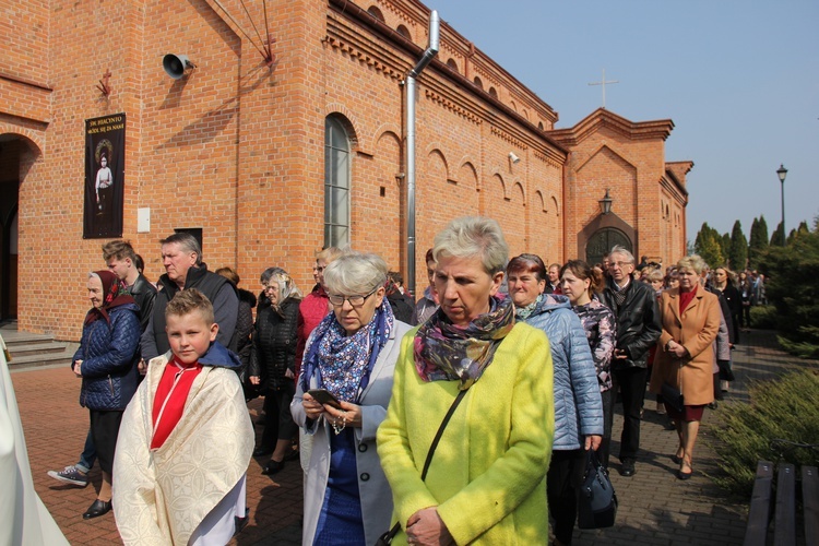 Wprowadzenie relikwii dzieci fatimskich do parafii w Mąkolicach