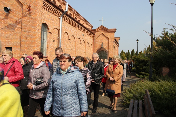 Wprowadzenie relikwii dzieci fatimskich do parafii w Mąkolicach