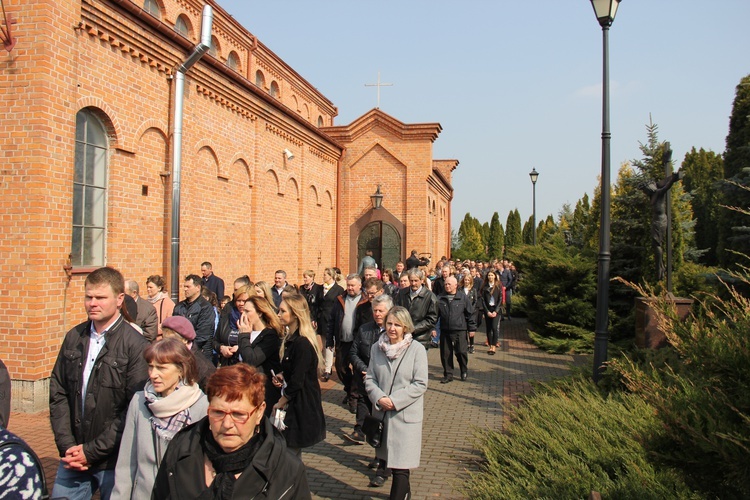 Wprowadzenie relikwii dzieci fatimskich do parafii w Mąkolicach