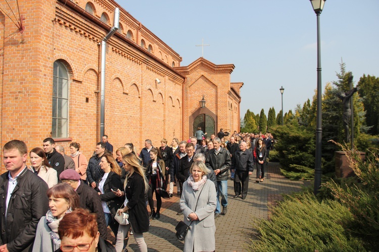 Wprowadzenie relikwii dzieci fatimskich do parafii w Mąkolicach