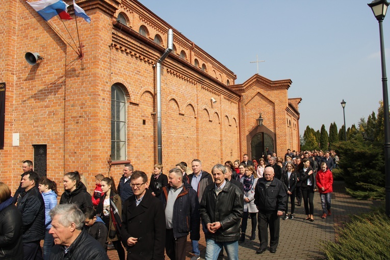 Wprowadzenie relikwii dzieci fatimskich do parafii w Mąkolicach