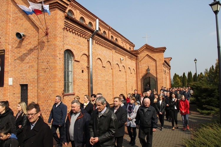 Wprowadzenie relikwii dzieci fatimskich do parafii w Mąkolicach