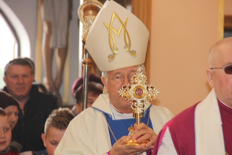 Wprowadzenie relikwii dzieci fatimskich do parafii w Mąkolicach