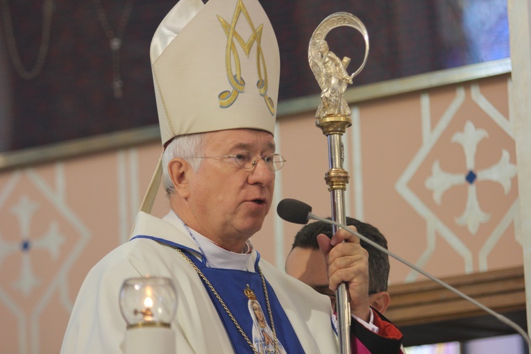 Wprowadzenie relikwii dzieci fatimskich do parafii w Mąkolicach