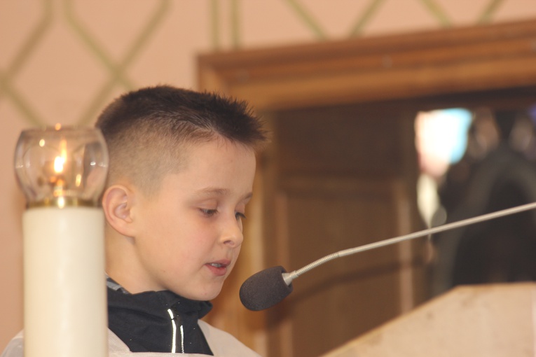 Wprowadzenie relikwii dzieci fatimskich do parafii w Mąkolicach