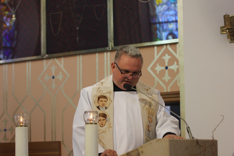 Wprowadzenie relikwii dzieci fatimskich do parafii w Mąkolicach