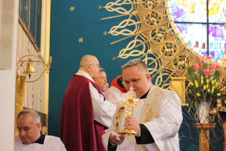 Wprowadzenie relikwii dzieci fatimskich do parafii w Mąkolicach