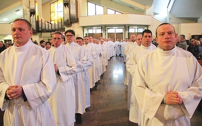 Mężczyźni pochodzą z różnych stron diecezji.