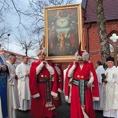 W parafii pw. NMP Matki Kościoła w Kostrzynie nad Odrą obraz do świątyni wnosili mężczyźni w szlacheckich strojach.