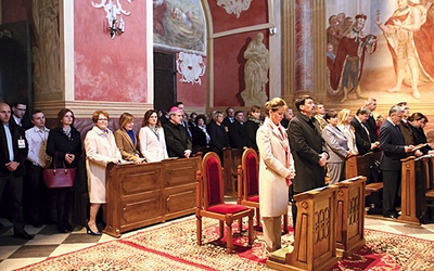 Modlitwa pary prezydenckiej w kaplicy.