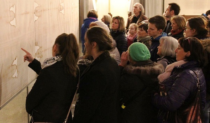 Uczestnicy spotkania o Całunie Turyńskim przy jego kopii w kościele NSPJ w Bielsku-Bialej.
