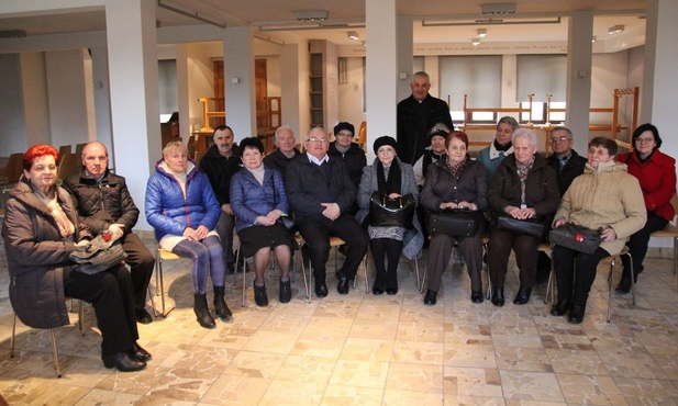 Członkowie kęckiego Bractwa Miłosierdzia Bożego spotykają się codziennie o 15.00 ma modliwie przed Jezusem Eucharystycznym.