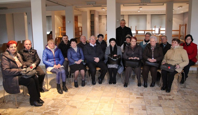 Członkowie kęckiego Bractwa Miłosierdzia Bożego spotykają się codziennie o 15.00 ma modliwie przed Jezusem Eucharystycznym.