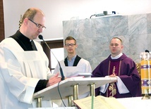 Eucharystii przewodniczył o. Valery. Z lewej ks. Roman Majchrzyk.
