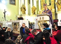 ▲	W Eucharystii przed rozpoczęciem pielgrzymki uczestniczyły tłumy.