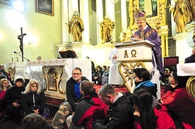 ▲	W Eucharystii przed rozpoczęciem pielgrzymki uczestniczyły tłumy.