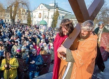 ◄	W wigilię Niedzieli Palmowej miejscowość przeistoczy się  w Nową Jerozolimę.