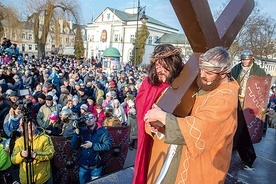 ◄	W wigilię Niedzieli Palmowej miejscowość przeistoczy się  w Nową Jerozolimę.