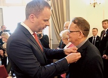 ▲	Ks. dr Aleksander Radecki odbiera Złoty Krzyż Zasługi.