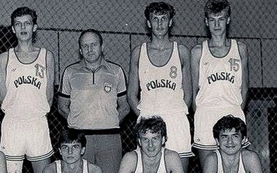 Fragment zdjęcia ze zgrupowania kadry młodzieżowej w Olsztynie w 1987 roku. Andrzej Wierzgacz stoi drugi od prawej, obok śp. Adama Wójcika, legendy polskiej i wrocławskiej koszykówki.