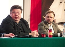 ▲	W spotkaniu z Piotrem Semką (z lewej) i autorem publikacji uczestniczyło kilkadziesiąt osób.
