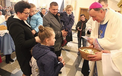 Deklaracje podjęcia duchowej adopcji dziecka poczętego niosła w procesji z darami liczna rodzina z Pasierbca.