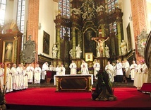 W katedrze zebrało się wielu kapłanów.