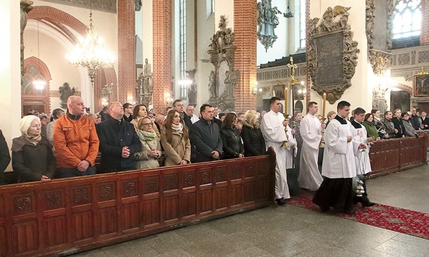 Katechumeni nie mogą brać udziału w całej Eucharystii. Stanie się to dopiero w Wigilię Paschalną.